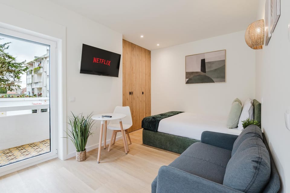 Bed, TV and multimedia, Living room, Photo of the whole room, Seating area, Bedroom