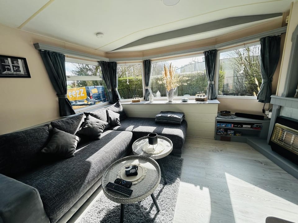 Communal lounge/ TV room, Living room