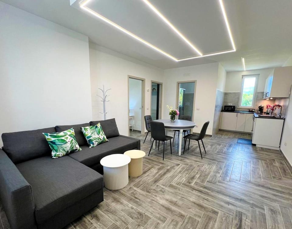 Kitchen or kitchenette, Living room, Seating area, Dining area