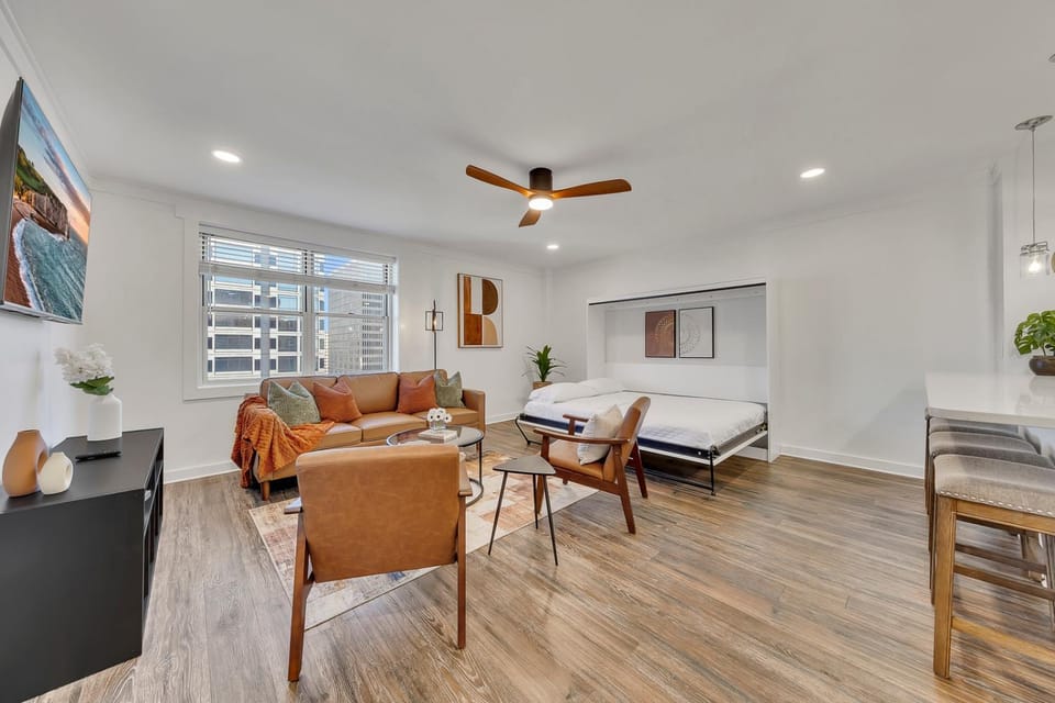 Modern 21st-Floor Condo King Murphy Bed View House in Atlanta