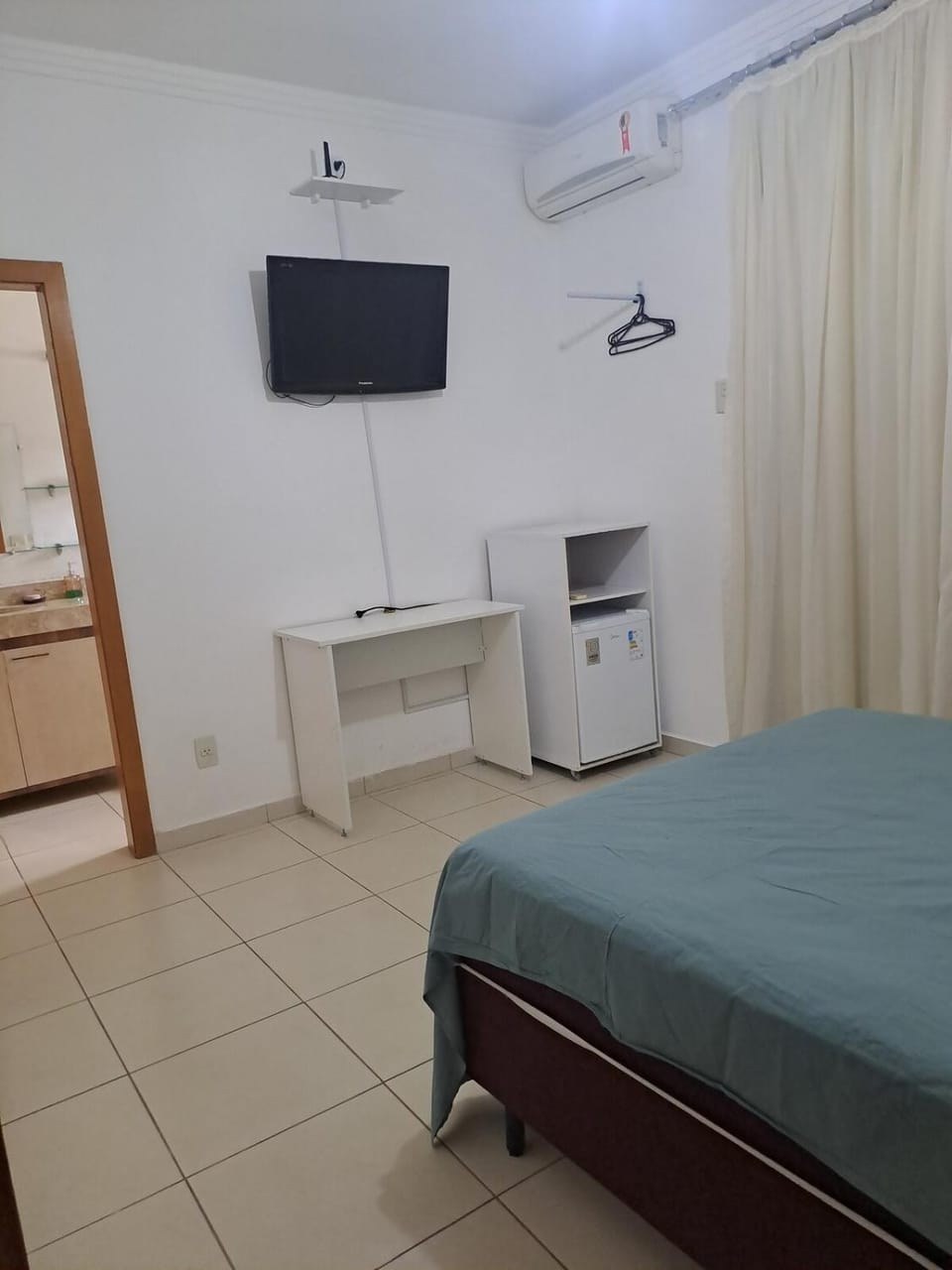 Bed, TV and multimedia, Photo of the whole room, Bedroom