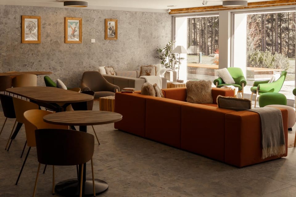 Restaurant/places to eat, Living room