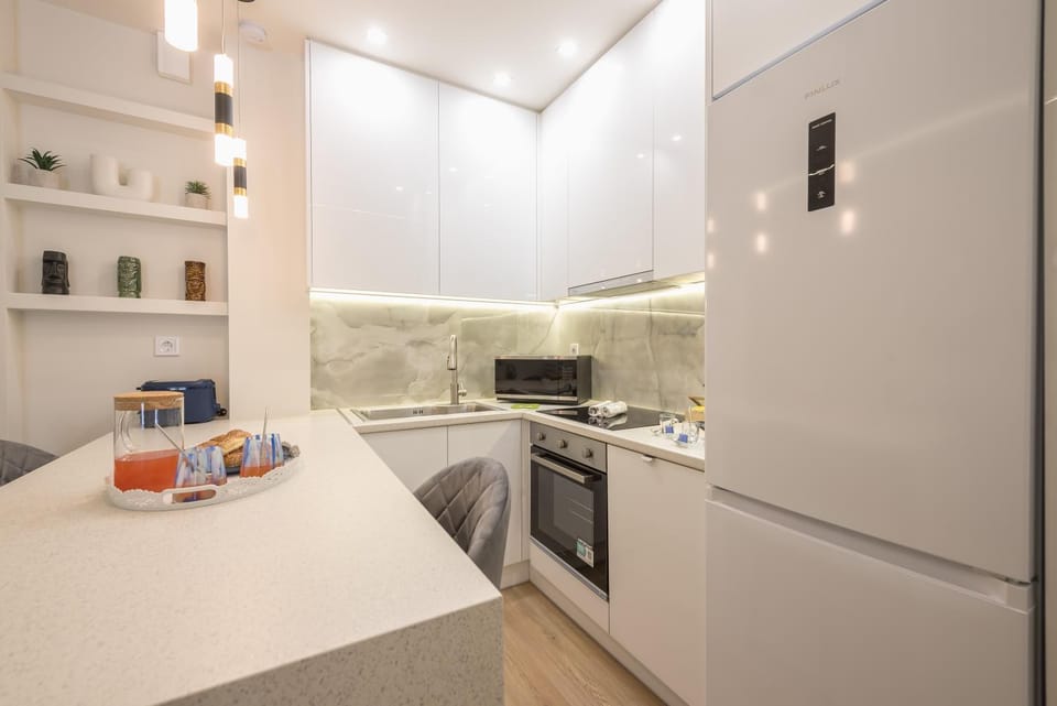 Kitchen or kitchenette, dishwasher, stove