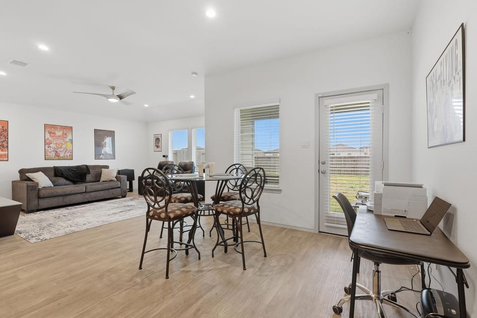 Sunset Creek Sanctuary - Spacious Family Home House in Rosenberg