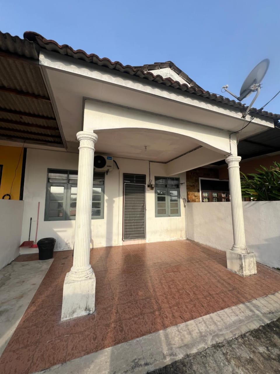 Property building, Day, Parking
