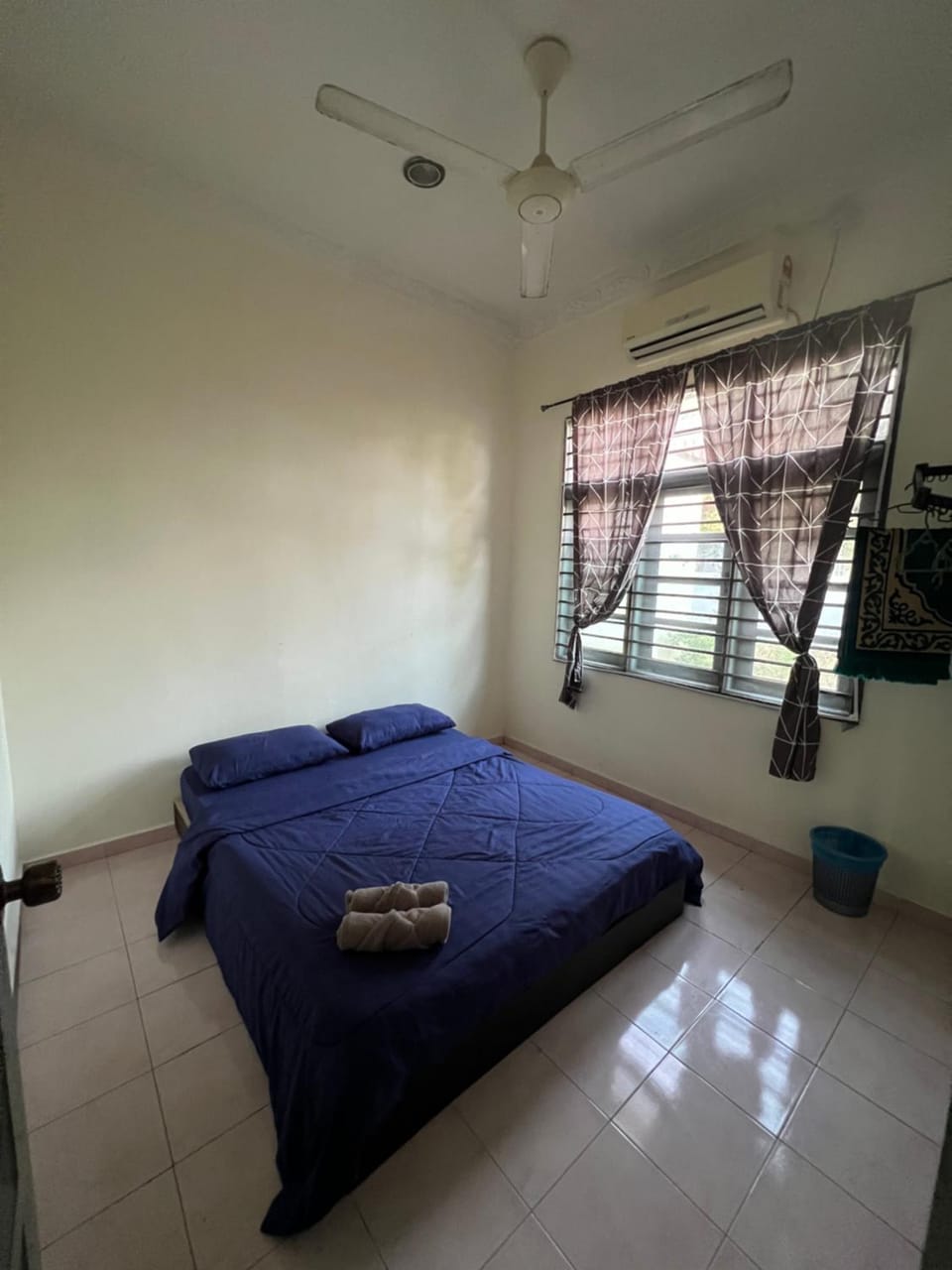 Bed, Photo of the whole room, Bedroom, towels, air conditioner