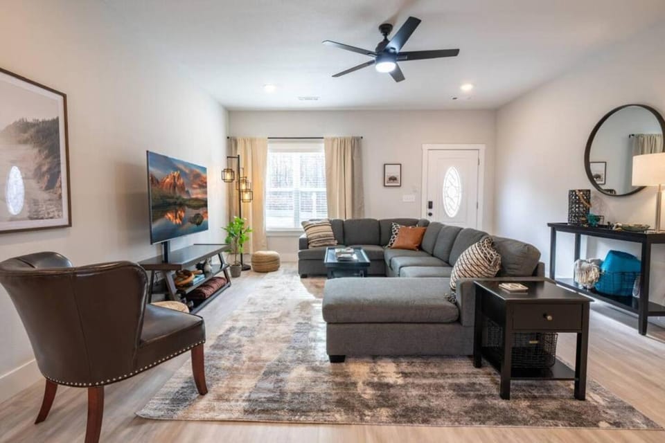 Modern Retreat near Back 40 & Lake Norwood House in Bella Vista