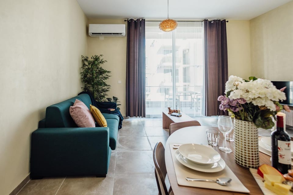 Living room, Food and drinks, Dining area, air conditioner