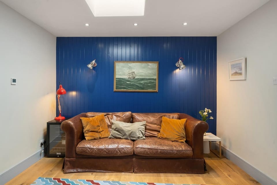 Stylish Home with Parking Minutes from Beach House in Bude