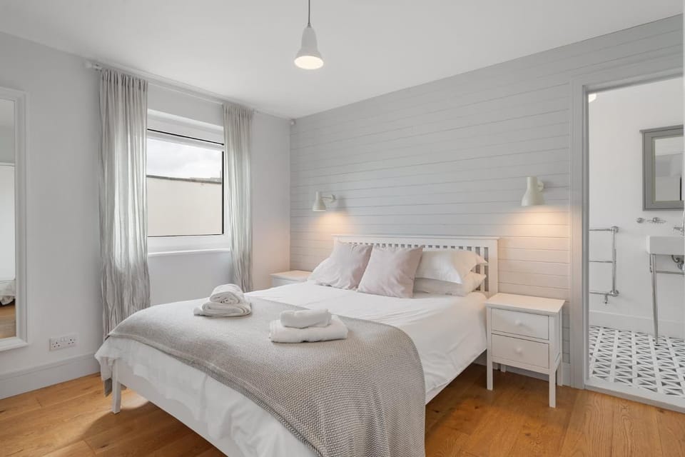 Stylish Home with Parking Minutes from Beach House in Bude