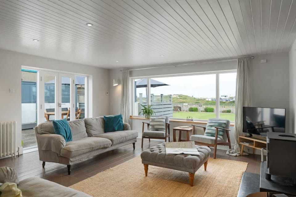 Stylish Home with Parking Minutes from Beach House in Bude