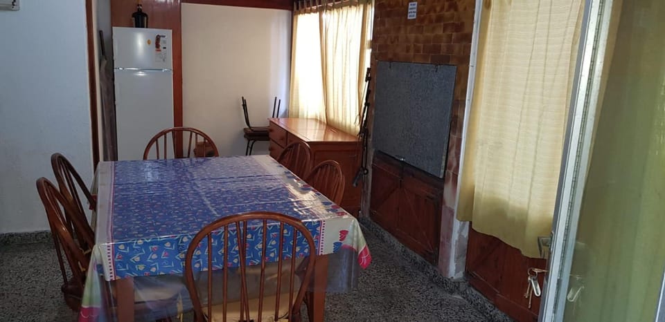 Casa completa con quincho a una cuadra de la playa Apartment in Villa Gesell