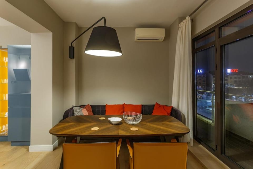 Seating area, Dining area