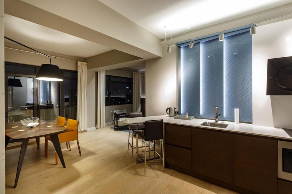 Kitchen or kitchenette, minibar
