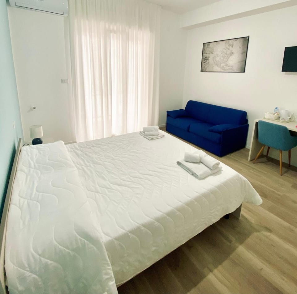 Bed, TV and multimedia, Photo of the whole room, Bedroom, towels
