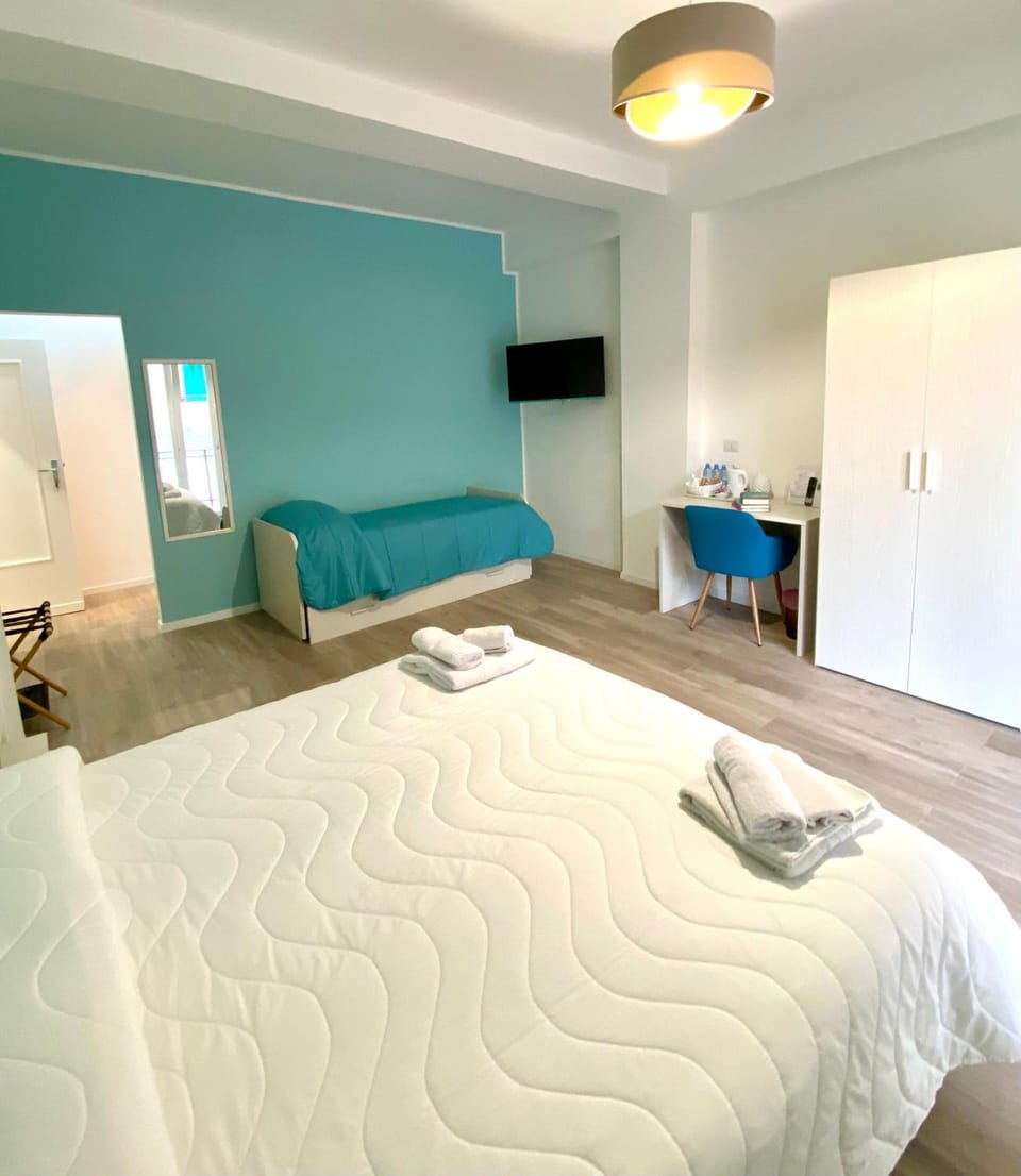 Communal lounge/ TV room, Bed, TV and multimedia, Photo of the whole room, Bedroom, wardrobe