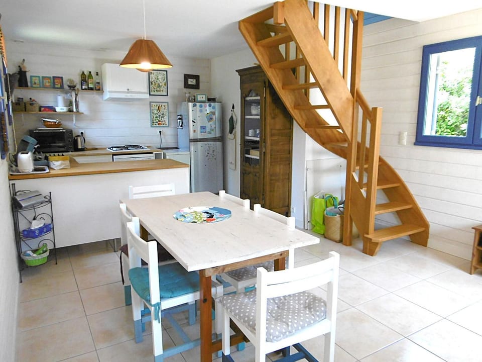 Kitchen or kitchenette, Dining area, dishwasher, oven, pet friendly, stove