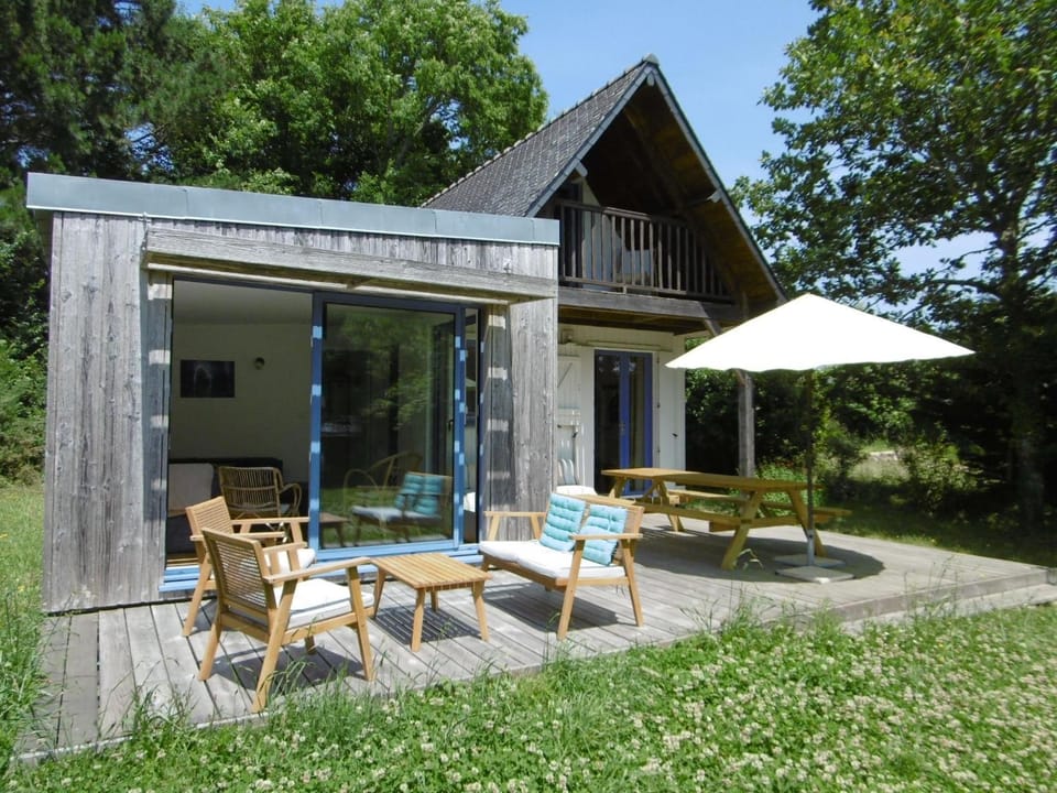 Property building, Patio, Garden, Dining area, Garden view, sunbed