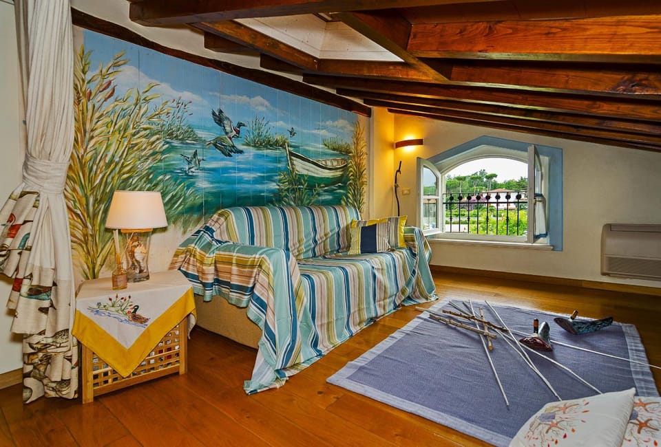 Photo of the whole room, Seating area