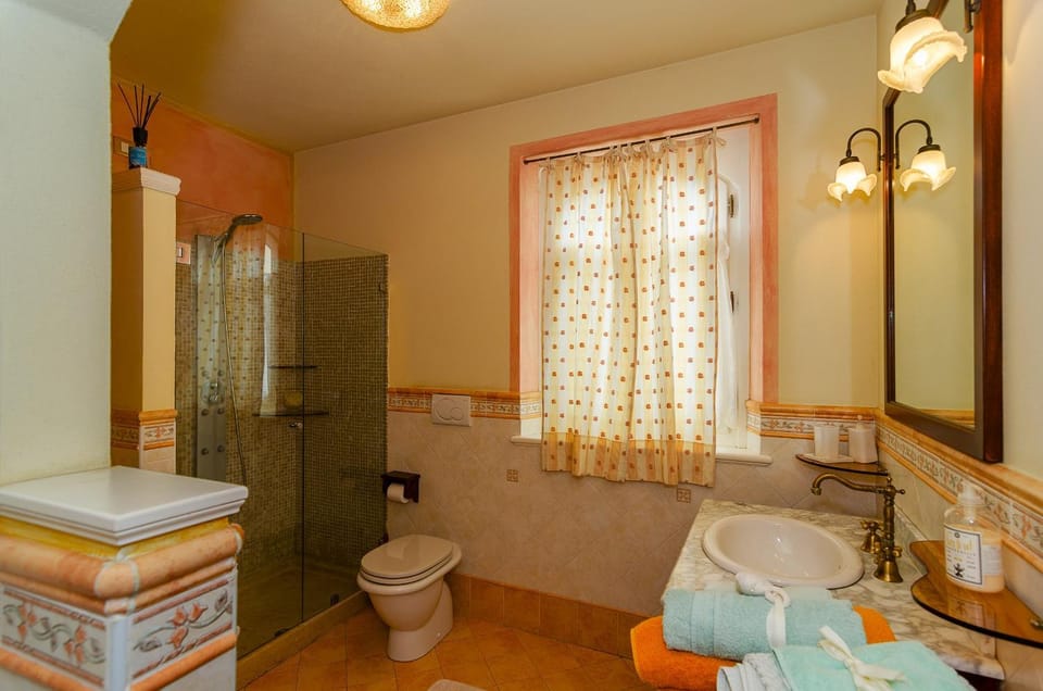 Bed, Bathroom, Living room, Photo of the whole room, Seating area, Bedroom, towels