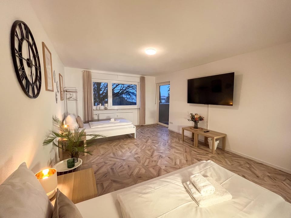 Bed, TV and multimedia, Photo of the whole room, Bedroom