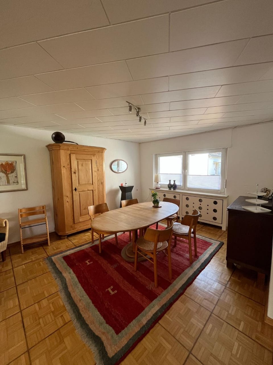 Photo of the whole room, Dining area