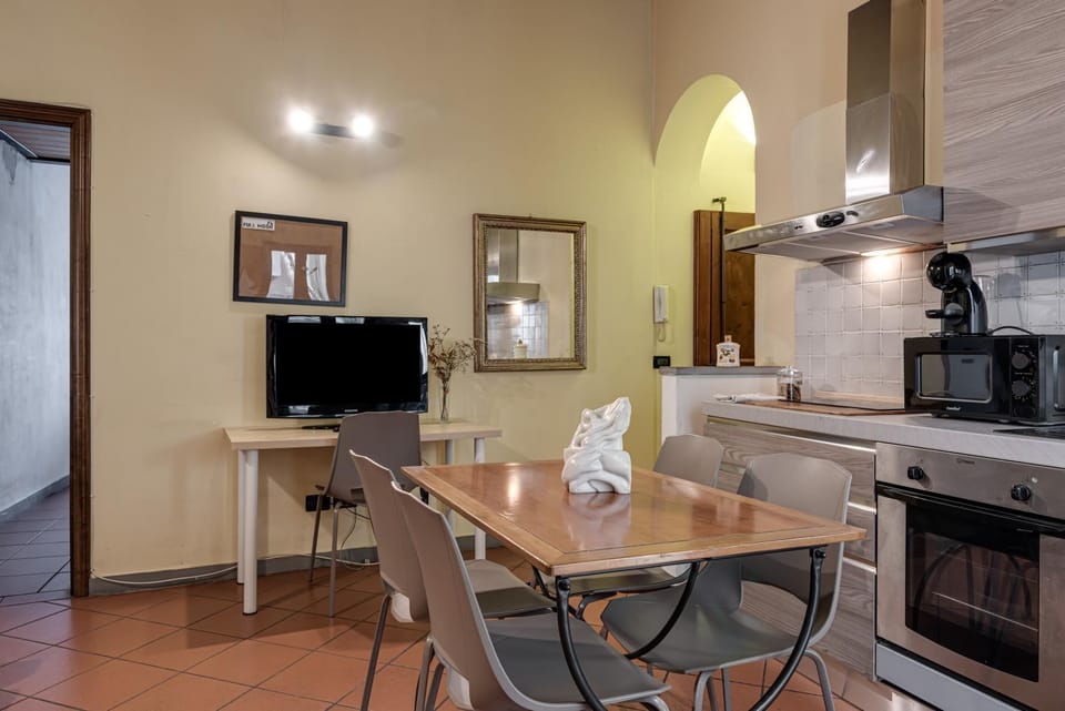 TV and multimedia, Kitchen or kitchenette, Dining area, oven, stove
