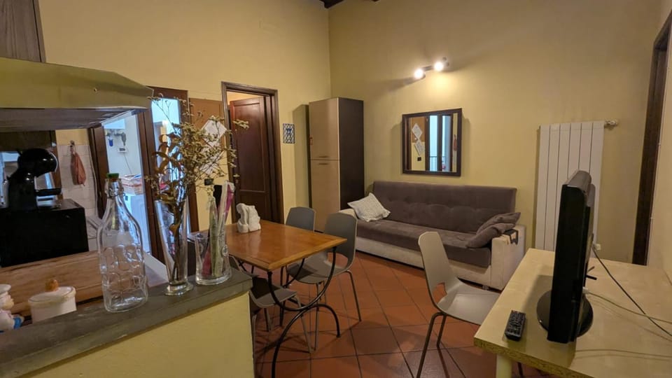 TV and multimedia, Kitchen or kitchenette, Living room, Seating area, Dining area