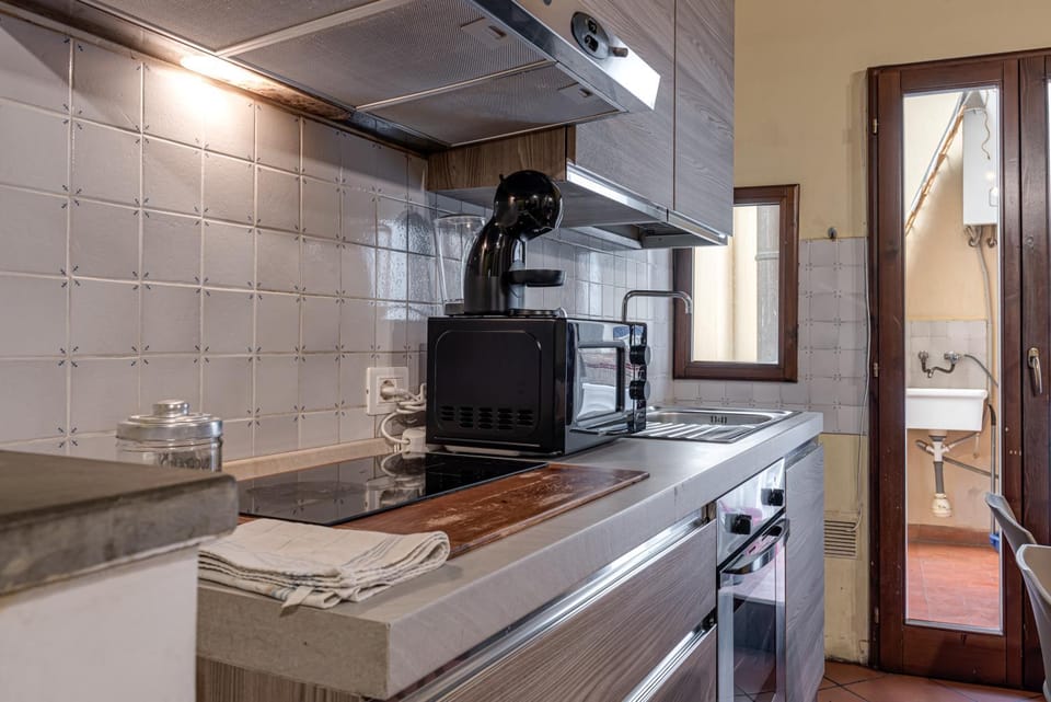 Coffee/tea facilities, Kitchen or kitchenette, oven, stove