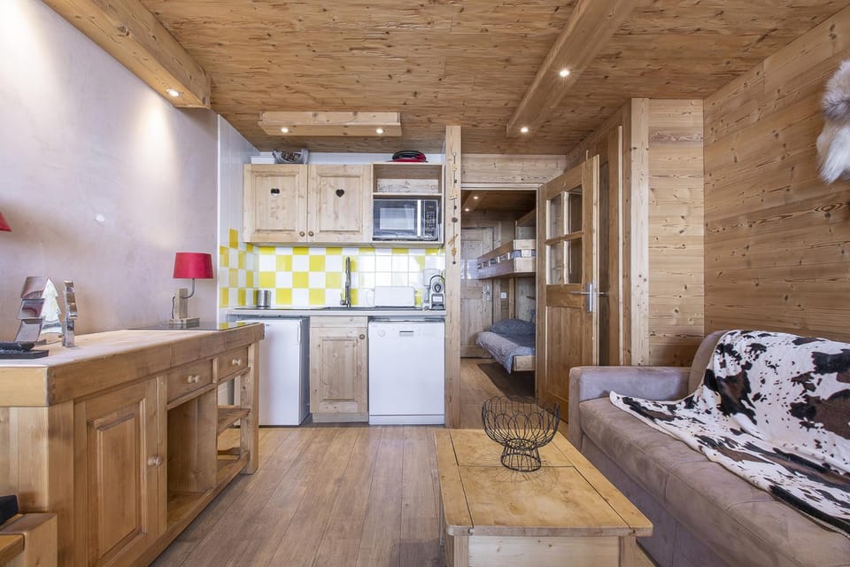 Kitchen or kitchenette, Seating area, dishwasher, stove