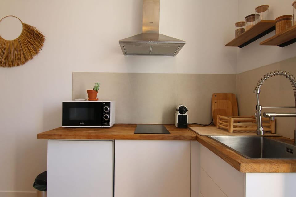 Coffee/tea facilities, Kitchen or kitchenette, microwave, stove