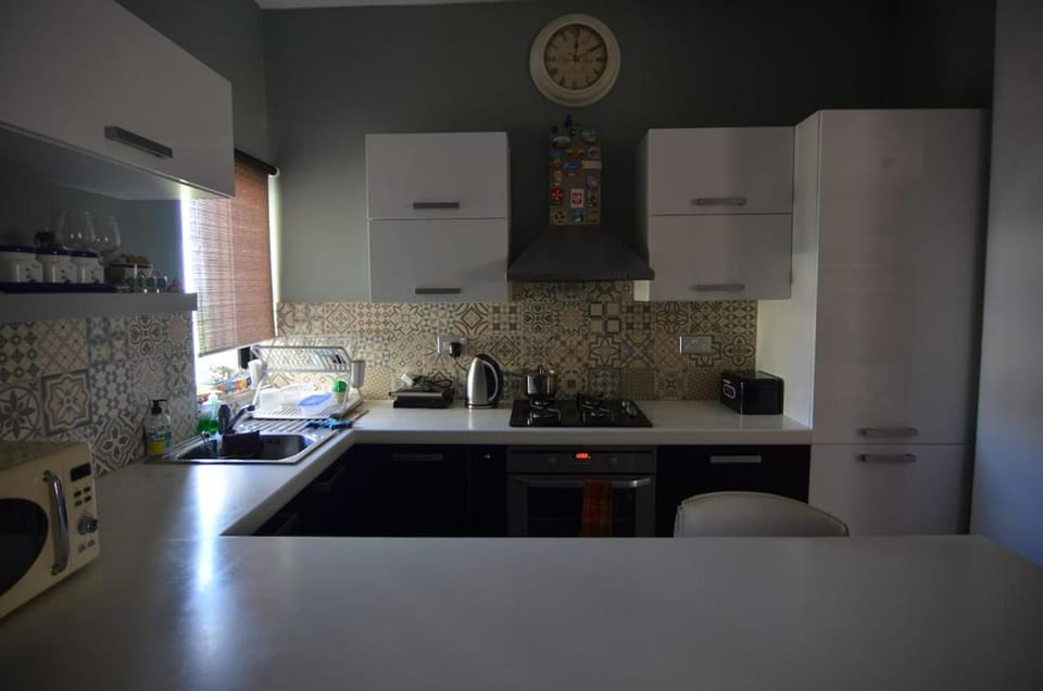 Coffee/tea facilities, Kitchen or kitchenette, oven, stove, toaster