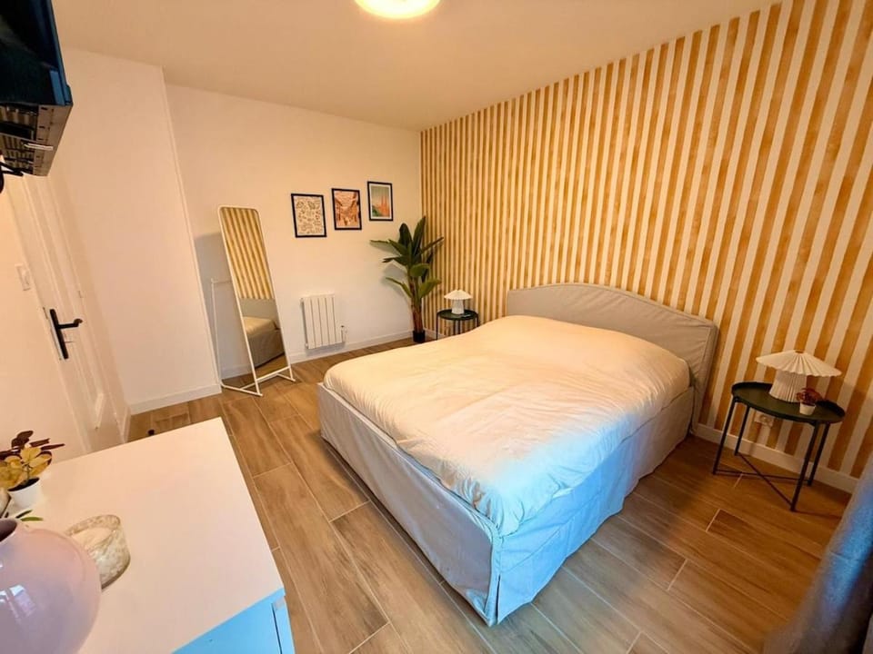 New two-room apartment, city center, sleeps 4, balcony Apartment in Grenoble