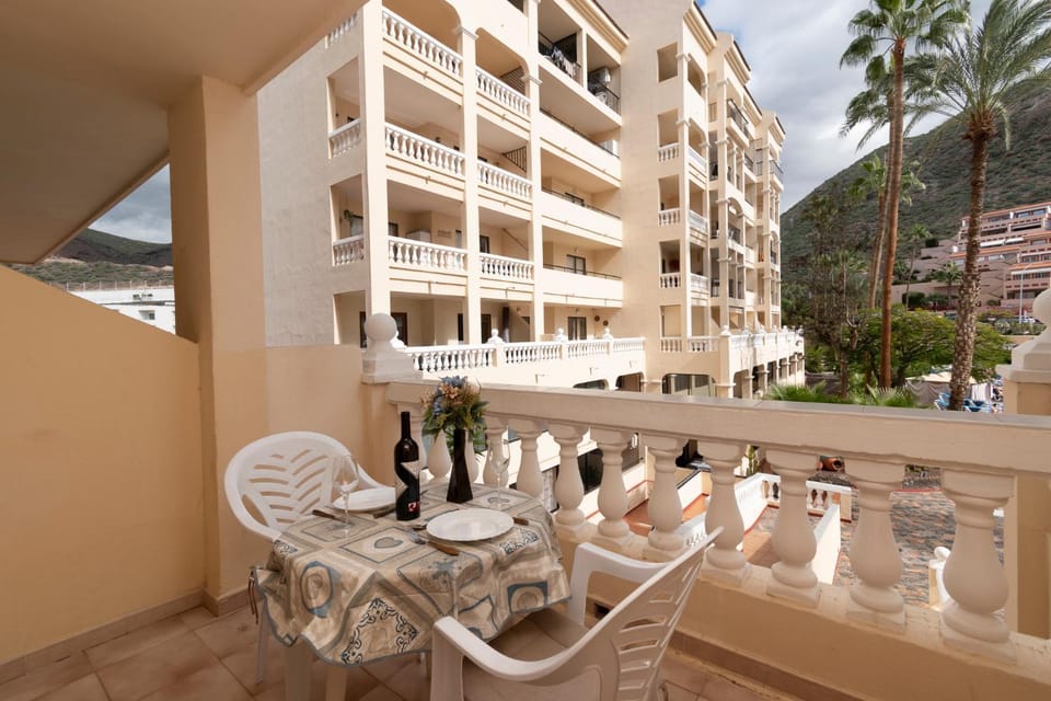 Tranquil Studio Apartment Castle Harbour Apartment in Los Cristianos