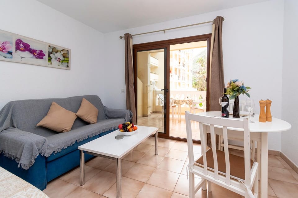 Tranquil Studio Apartment Castle Harbour Apartment in Los Cristianos