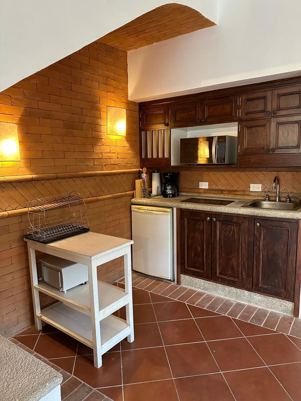Coffee/tea facilities, Kitchen or kitchenette, Dining area, stove