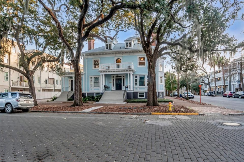 1896 Victorian Mansion - Steps from Forsyth Apartment in Savannah