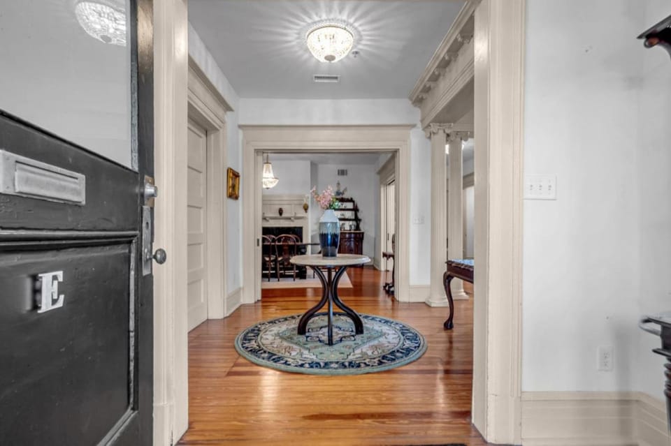 1896 Victorian Mansion - Steps from Forsyth Apartment in Savannah