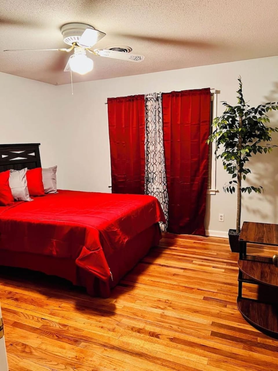 4 Bedrooms Spacious Hardwood Floors House in Montgomery