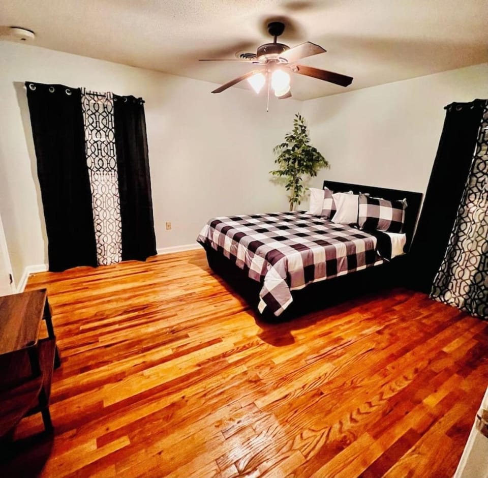 4 Bedrooms Spacious Hardwood Floors House in Montgomery
