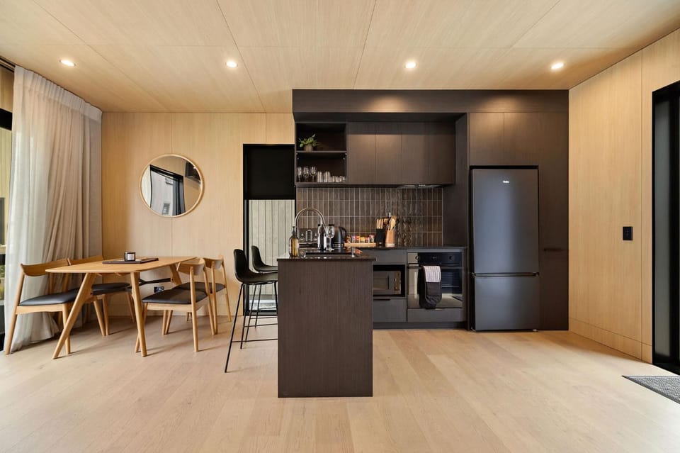 Kitchen or kitchenette, Dining area