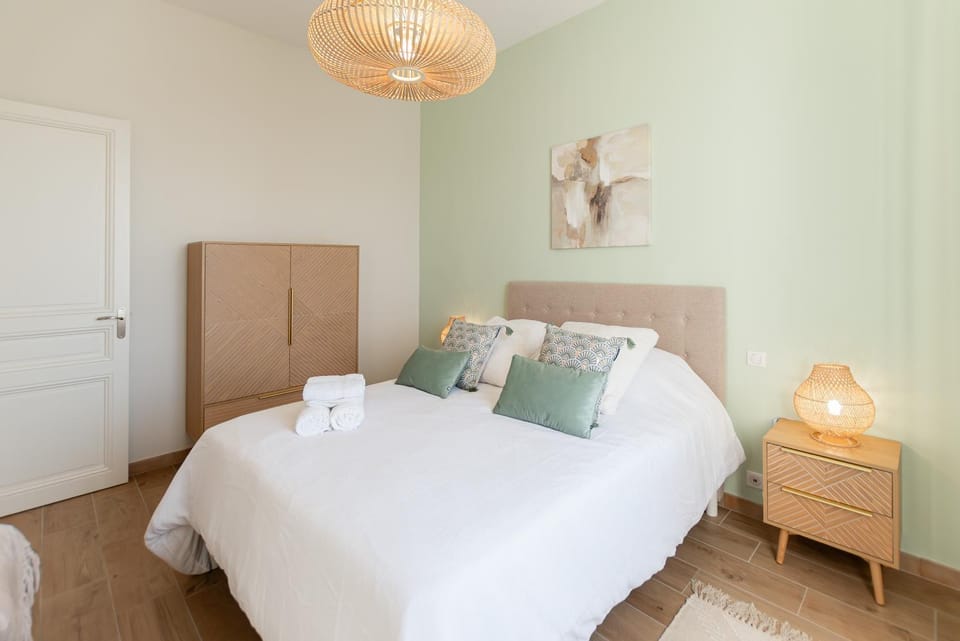 Bed, Photo of the whole room, Bedroom, towels, wardrobe