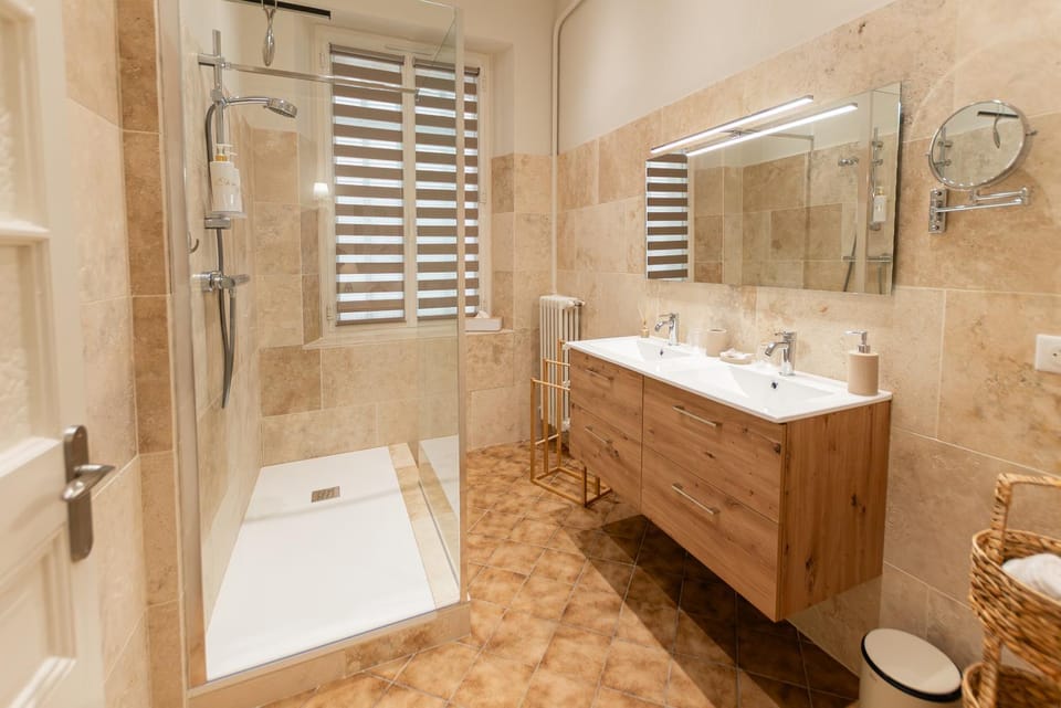 Shower, Toilet, Bathroom, Bath, towels