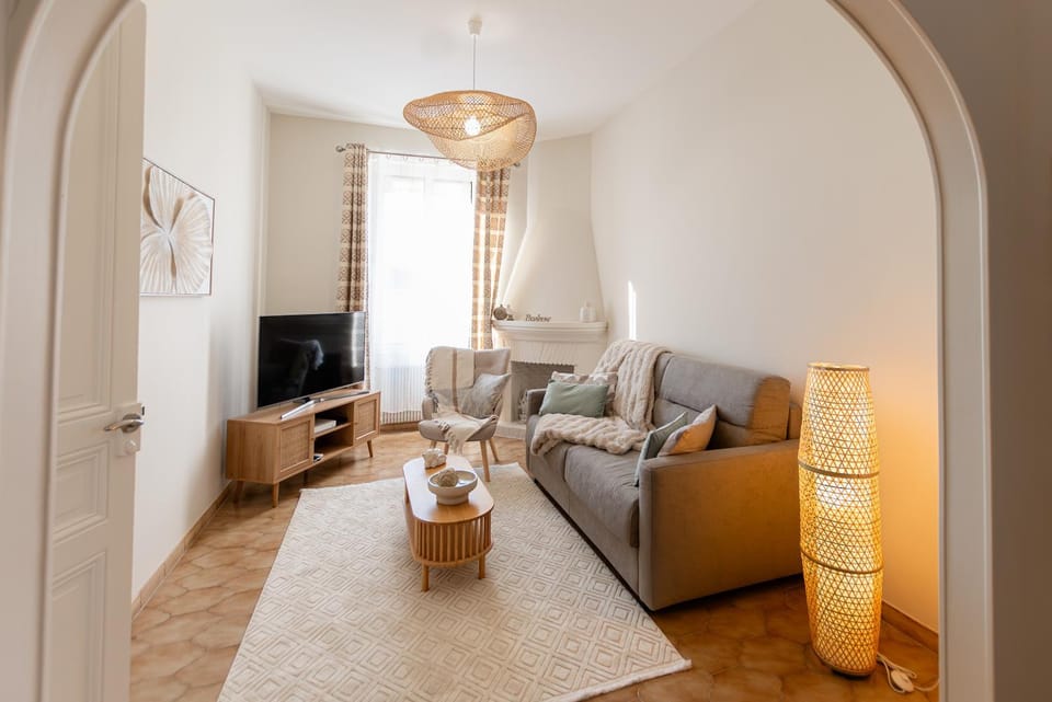 Communal lounge/ TV room, TV and multimedia, Living room, Seating area, Evening entertainment