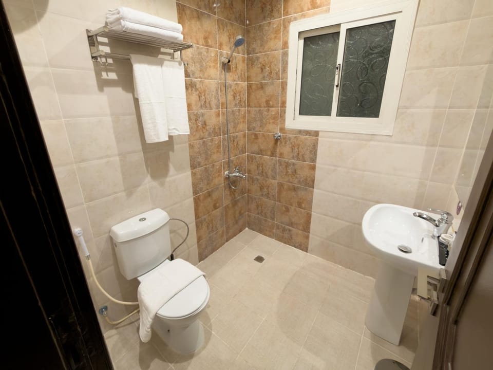 Shower, Toilet, Bathroom, bidet, towels