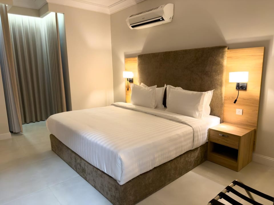 Bed, Photo of the whole room, Bedroom, air conditioner