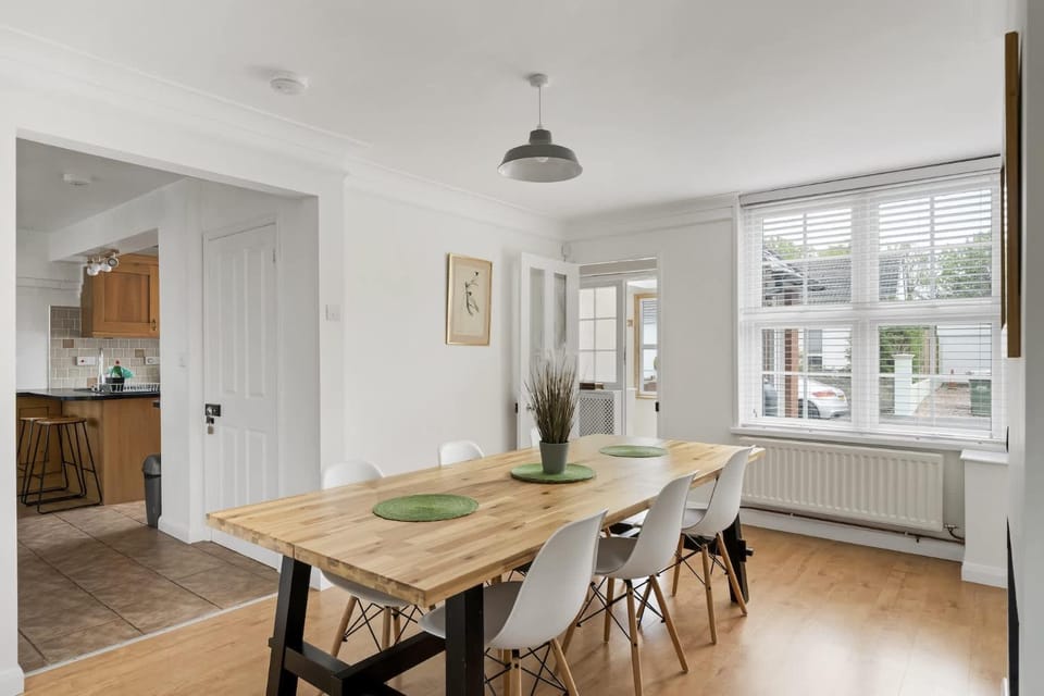 Spacious House Large Patio & Free Parking House in Barnstaple