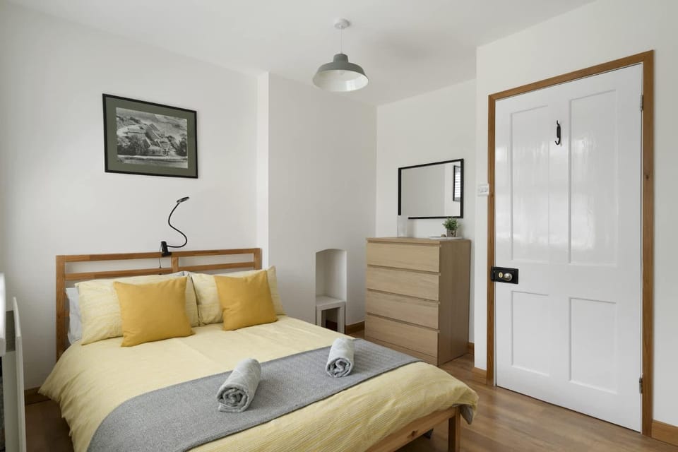 Spacious House Large Patio & Free Parking House in Barnstaple