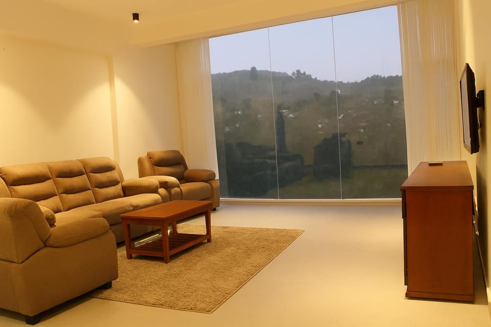 Communal lounge/ TV room, TV and multimedia, View (from property/room), View (from property/room), Living room, Seating area, Evening entertainment, Mountain view, Mountain view