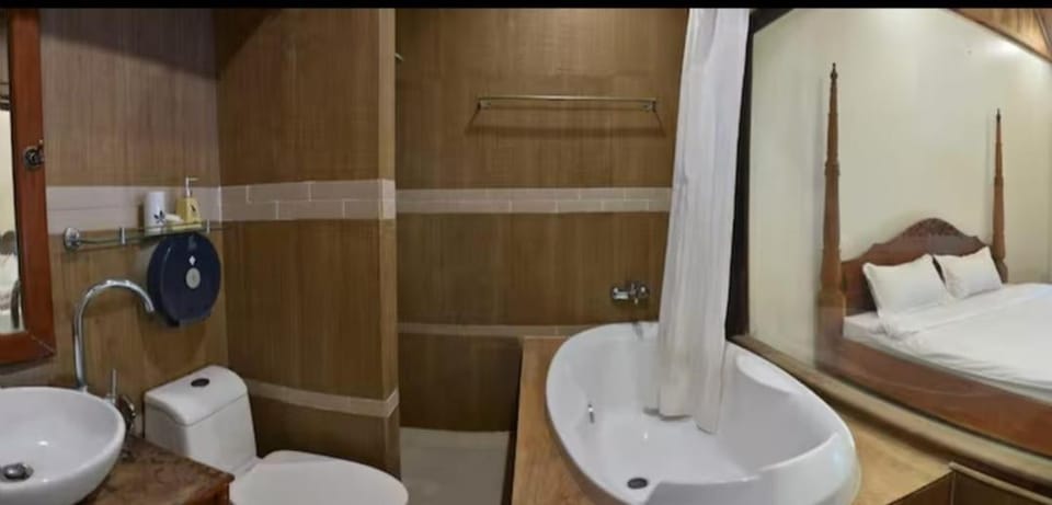 Shower, Toilet, Bed, Bathroom, Bedroom, Bath, towels